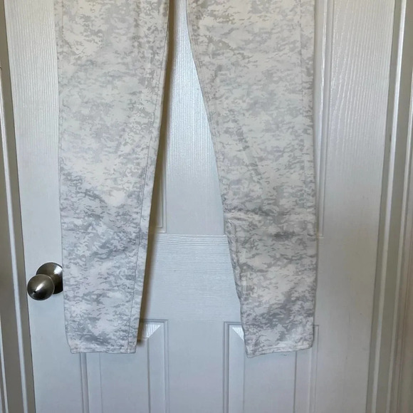 Two by Vince Camuto Gray and White Speckled Camo Jeans Size 4 - Picture 4 of 8